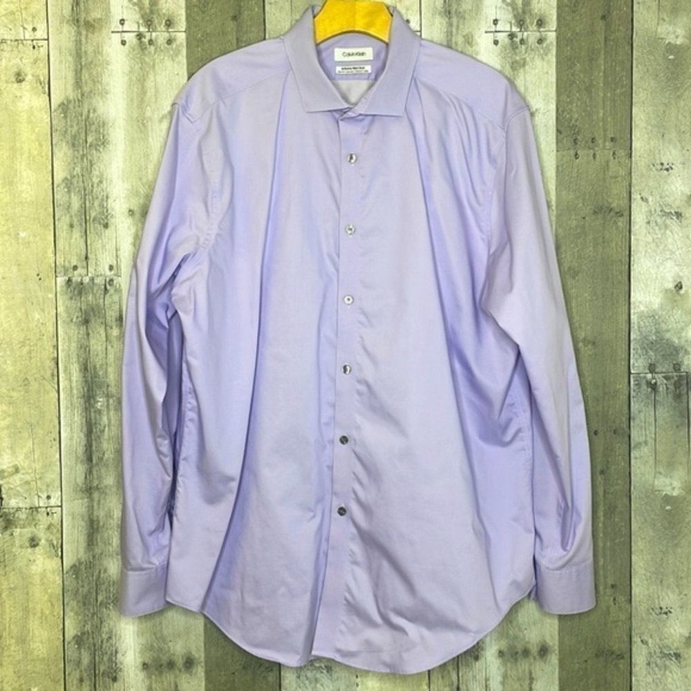 Calvin Klein Men’s button up long sleeve shirt. Light purple/lilac. Non iron.EUC